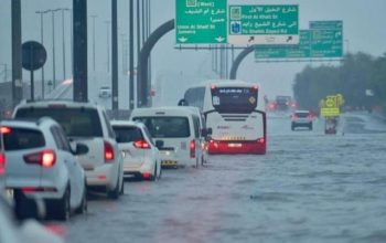 متحدہ عرب امارات میں شدید بارش سے نظام زندگی مفلوج
